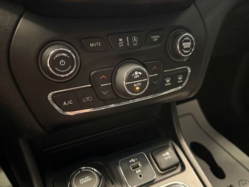 Used 2020 Jeep Cherokee Limited image 16