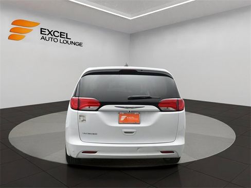 Used 2021 Chrysler Voyager L image 4