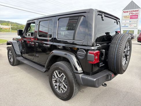 Used 2026 Jeep Wrangler Unlimited Sahara AWD/4WD image 8