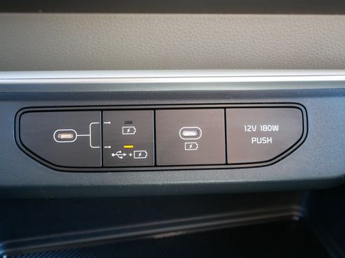 Used 2025 Kia Carnival FWD image 33