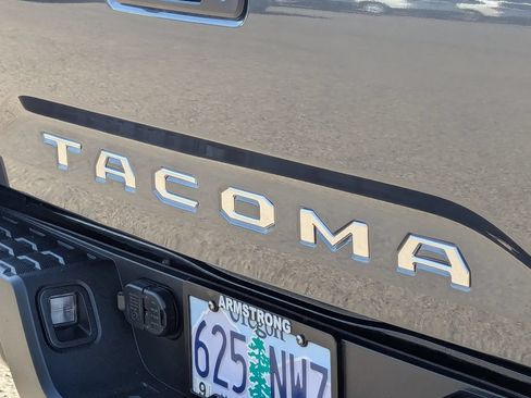 Used 2022 Toyota Tacoma TRD Sport AWD/4WD image 29
