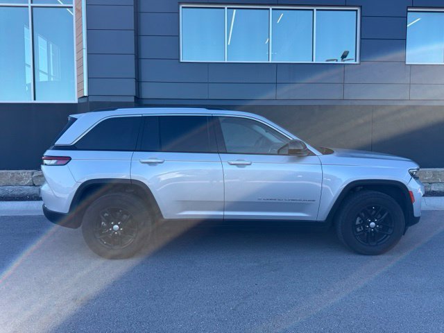 Used 2024 Jeep Grand Cherokee Laredo X AWD/4WD image 2