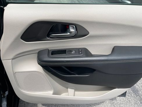 Used 2023 Chrysler Pacifica Touring-L FWD image 20