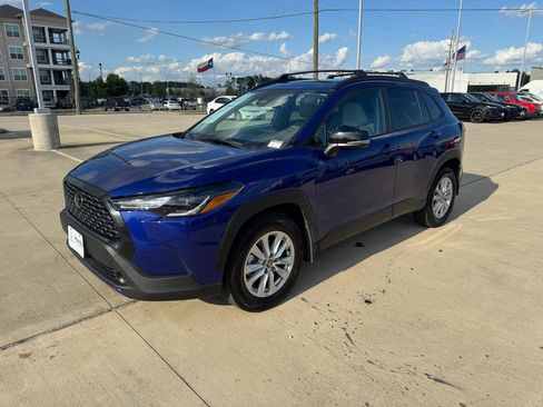 Used 2025 Toyota Corolla Cross LE w/ Moonroof Package image 4