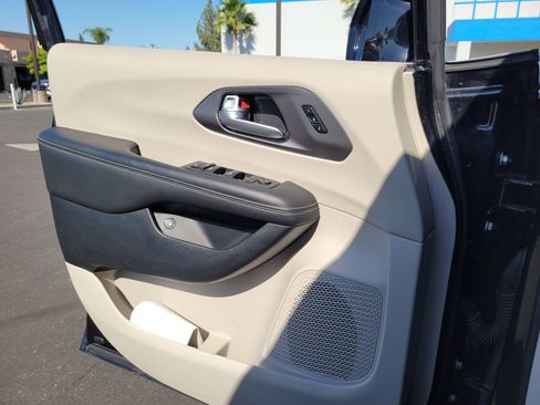 Used 2024 Chrysler Pacifica Limited FWD image 26