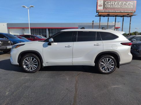 Used 2023 Toyota Highlander Platinum AWD/4WD image 2