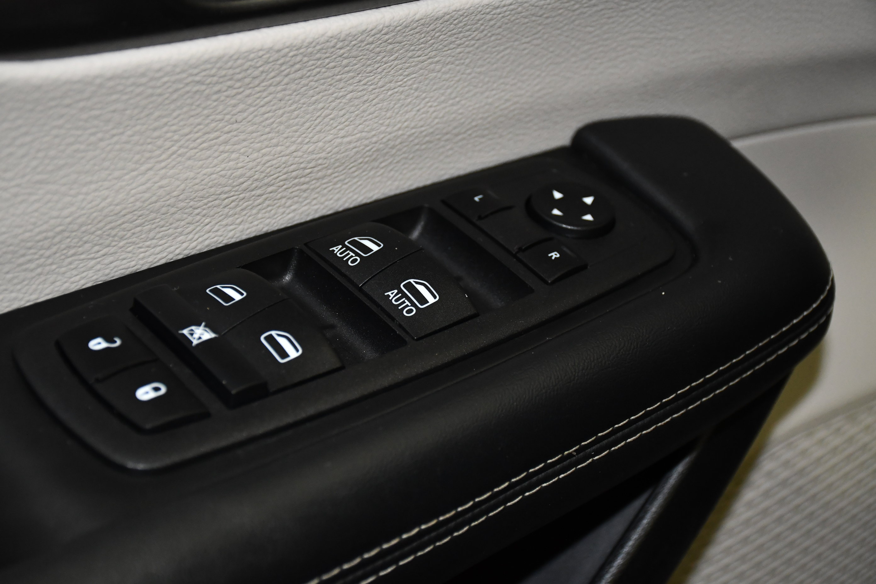 Used 2023 Chrysler Pacifica Touring-L FWD image 33