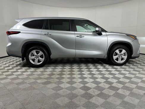 Used 2024 Toyota Highlander LE image 8