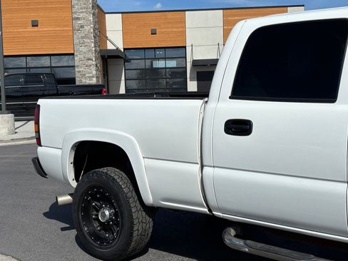Used 2004 GMC Sierra 2500 SLE w/ Heavy-Duty Power Package AWD/4WD image 3