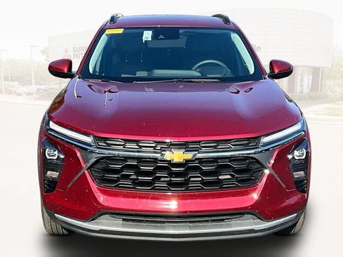 Used 2025 Chevrolet Trax LT FWD image 2