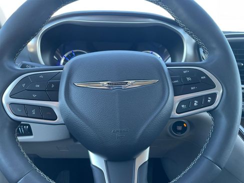 Used 2023 Chrysler Pacifica Touring-L image 30