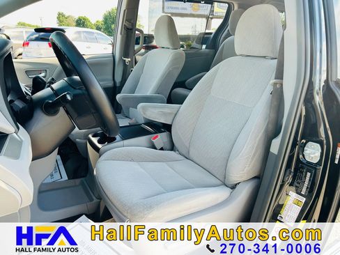 Used 2018 Toyota Sienna LE FWD image 11