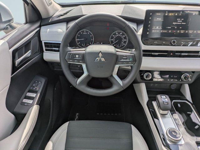New 2026 Mitsubishi Outlander SE FWD image 17