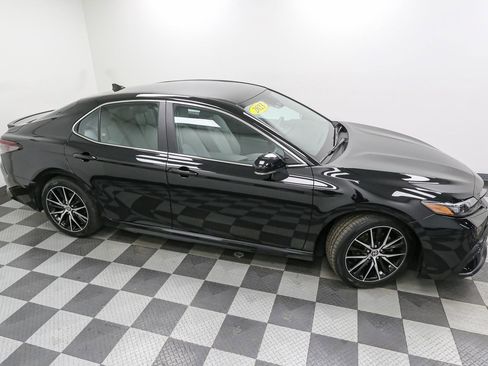 Used 2023 Toyota Camry SE image 5