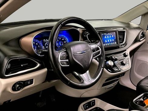 Used 2018 Chrysler Pacifica Touring-L FWD image 13