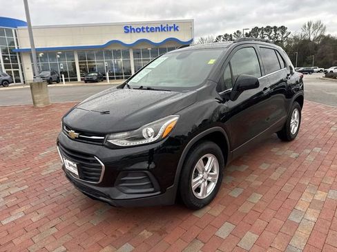 Used 2018 Chevrolet Trax LT w/ LT Convenience Package image 1