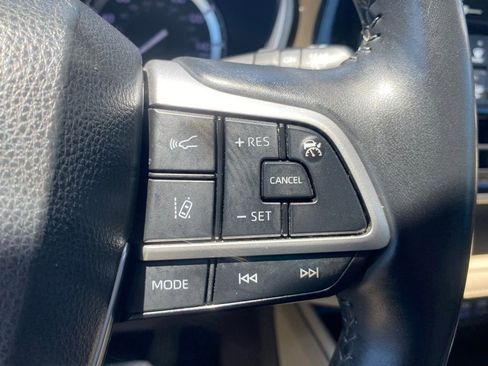 Used 2022 Toyota Highlander XLE AWD/4WD image 28