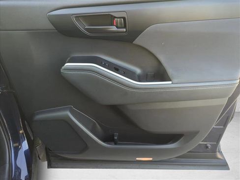 Used 2022 Toyota Highlander L FWD image 25