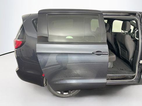 Used 2020 Chrysler Pacifica Touring w/ S Appearance Package FWD image 32