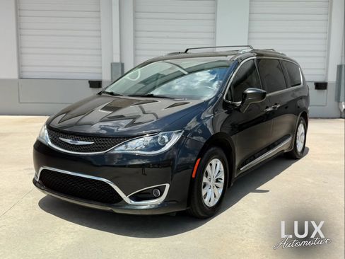 Used 2019 Chrysler Pacifica Touring-L FWD image 1