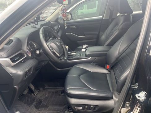 Used 2024 Toyota Highlander XLE image 2