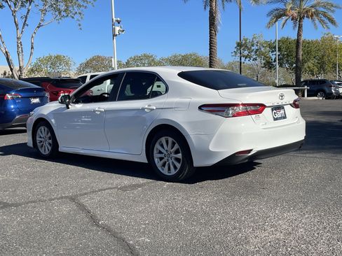 Used 2018 Toyota Camry LE image 3