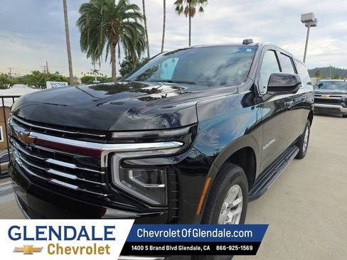 Used 2025 Chevrolet Suburban LT RWD image 2