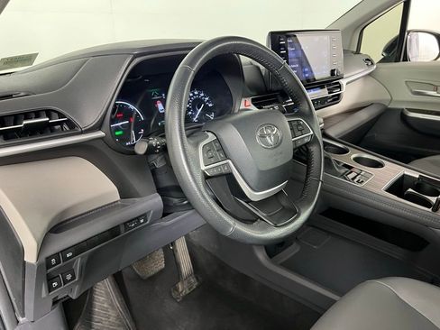 Used 2024 Toyota Sienna XLE image 21