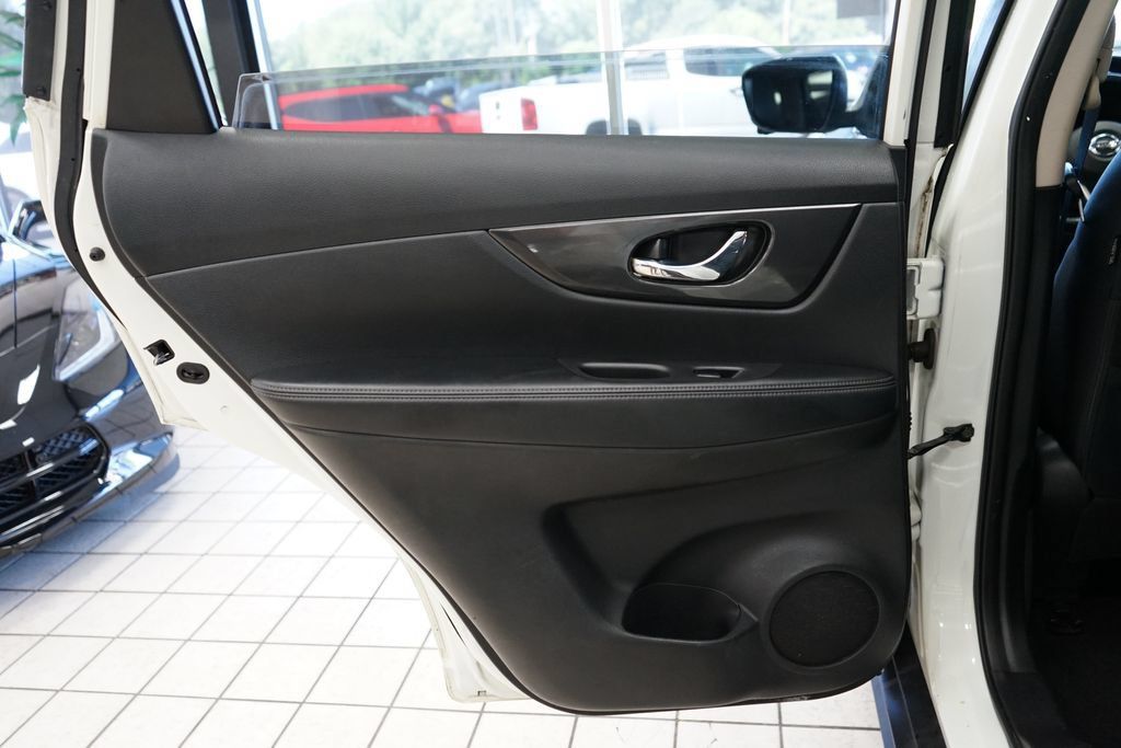 Used 2017 Nissan Rogue SV AWD/4WD image 43