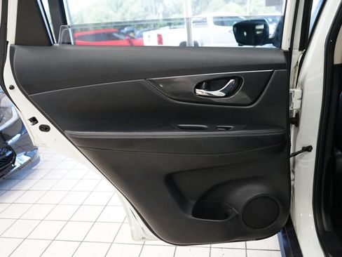 Used 2017 Nissan Rogue SV AWD/4WD image 43
