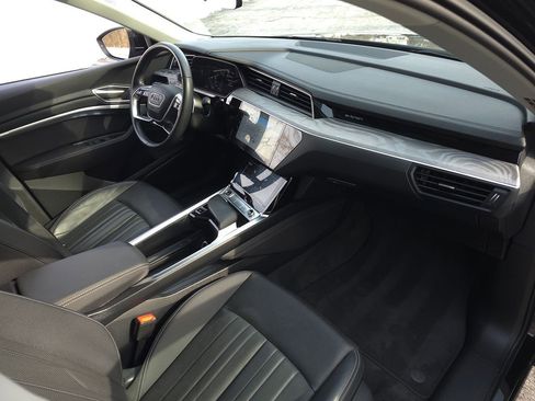 Used 2024 Audi Q8 e-tron Premium Plus image 23