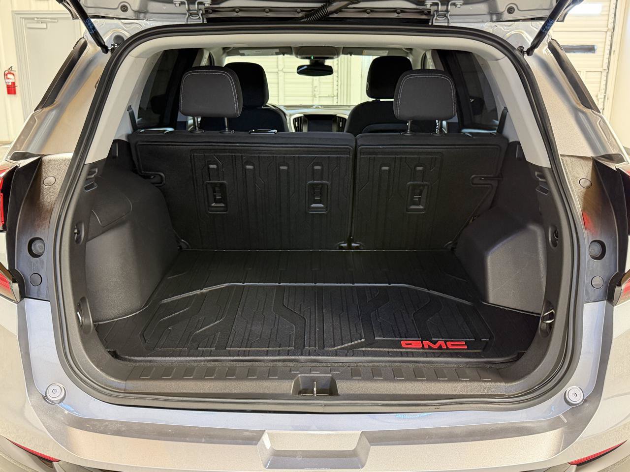 Used 2024 GMC Terrain SLE w/ Driver Convenience Package FWD image 9
