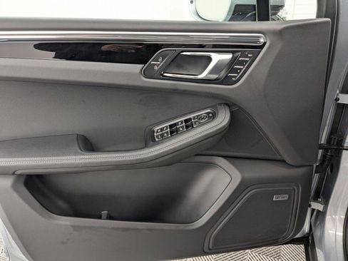 Certified 2025 Porsche Macan image 17