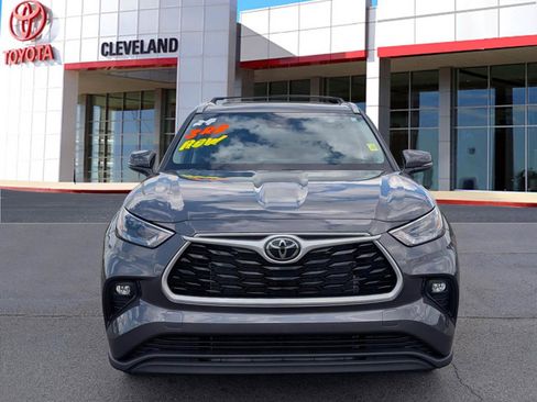 Used 2024 Toyota Highlander XLE AWD/4WD image 3