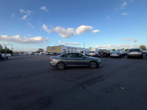 Used 2025 Volkswagen Jetta SE image 16