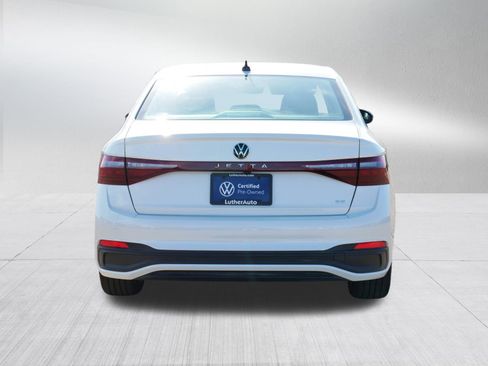 Certified 2025 Volkswagen Jetta SE w/ Sunroof Package image 6