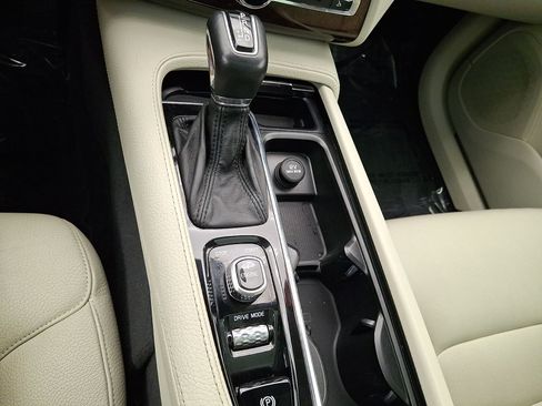Used 2016 Volvo XC90 T6 Momentum AWD/4WD image 15