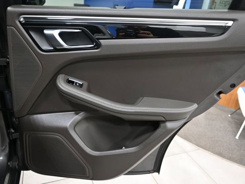 Used 2018 Porsche Macan image 17