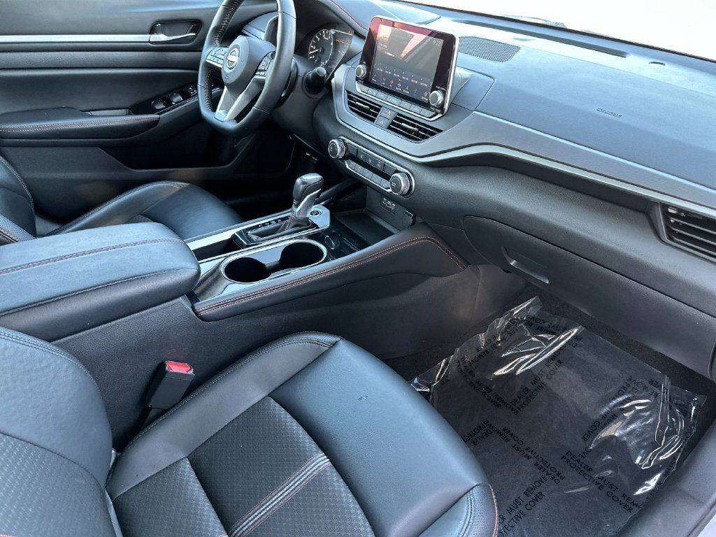 Used 2025 Nissan Altima 2.5 SR FWD image 14