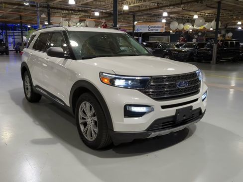 Used 2023 Ford Explorer XLT w/ Equipment Group 202A image 5