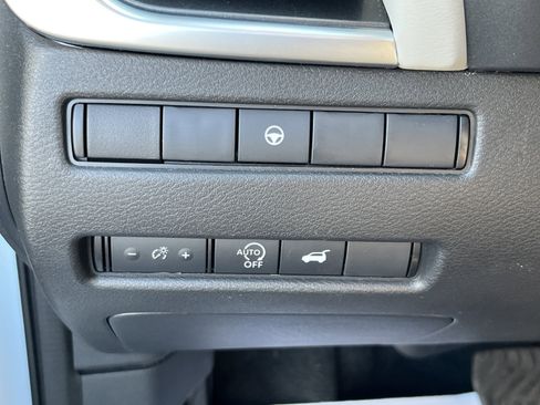 Used 2025 Nissan Rogue SV AWD/4WD image 17