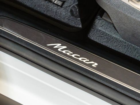 Certified 2026 Porsche Macan AWD/4WD image 13