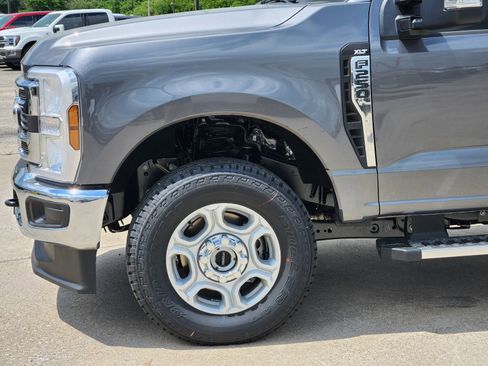 New 2026 Ford F250 XLT w/ FX4 Off-Road Package AWD/4WD image 9