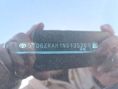 Used 2022 Toyota Highlander XLE image 10