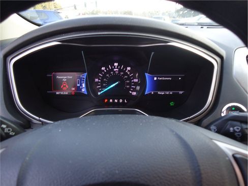 Used 2018 Ford Fusion SE FWD image 24