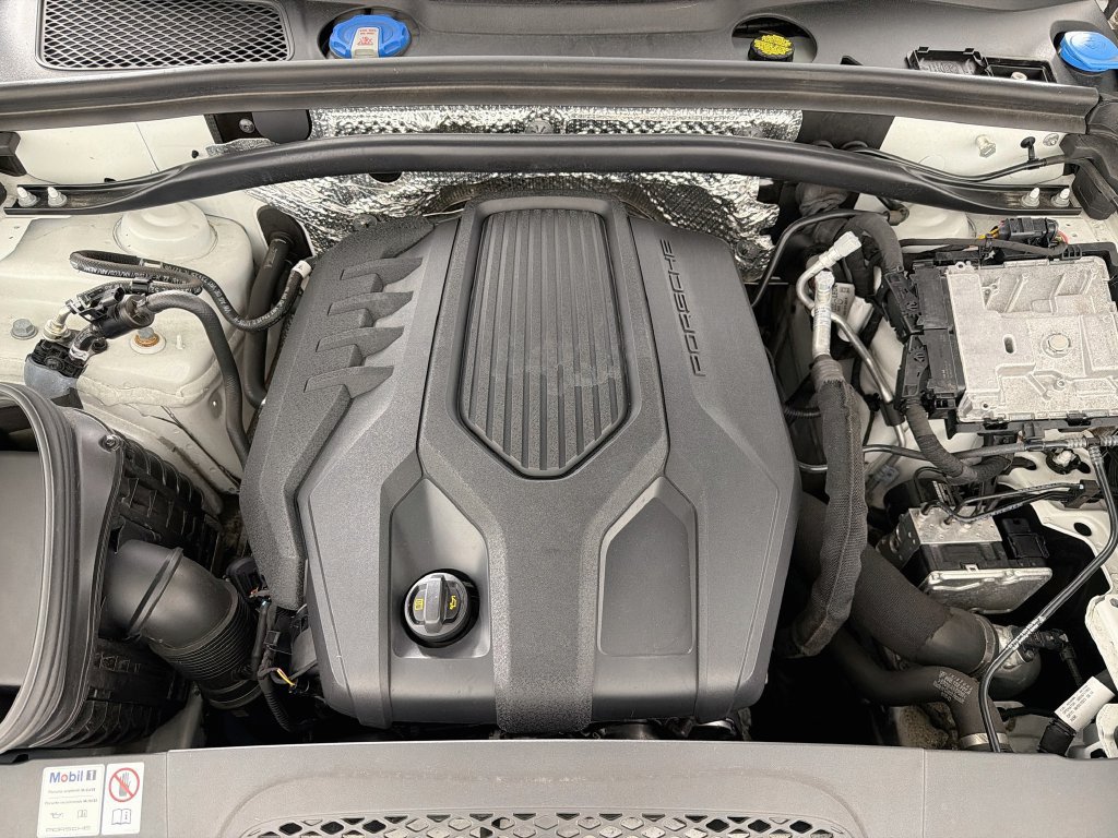 Certified 2023 Porsche Macan AWD/4WD image 32