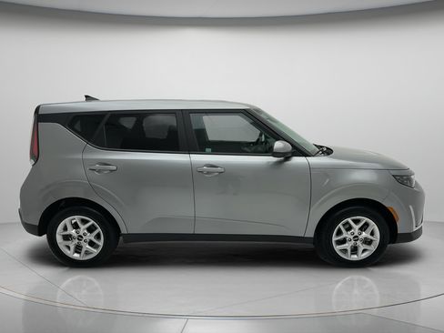 Used 2025 Kia Soul LX w/ LX Technology Package FWD image 2