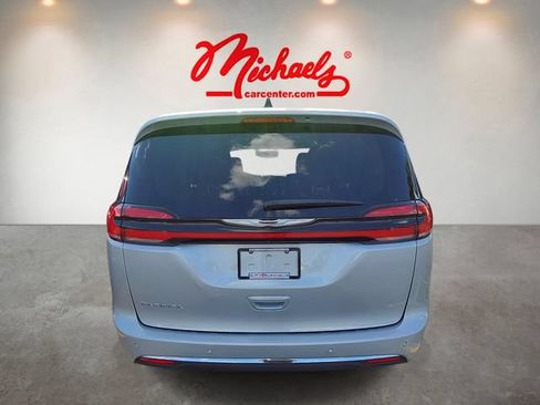 Used 2024 Chrysler Pacifica Touring-L FWD image 6