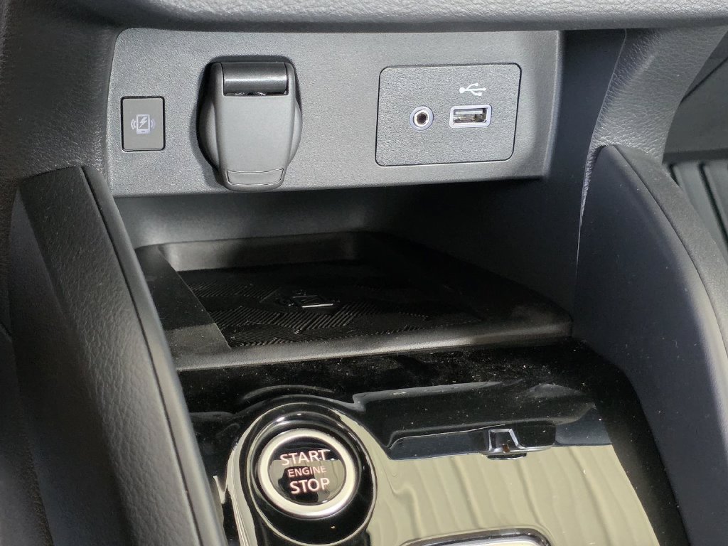 New 2025 Nissan Versa SV w/ Trunk Package FWD image 17