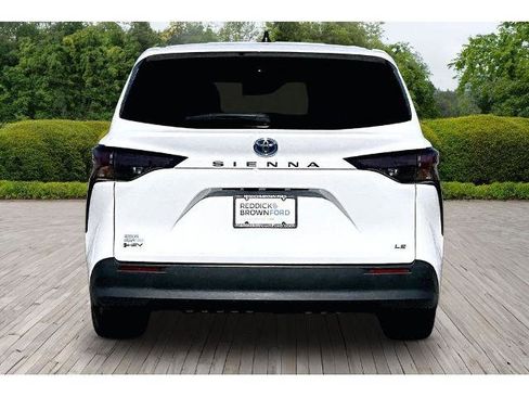 Used 2025 Toyota Sienna LE image 5